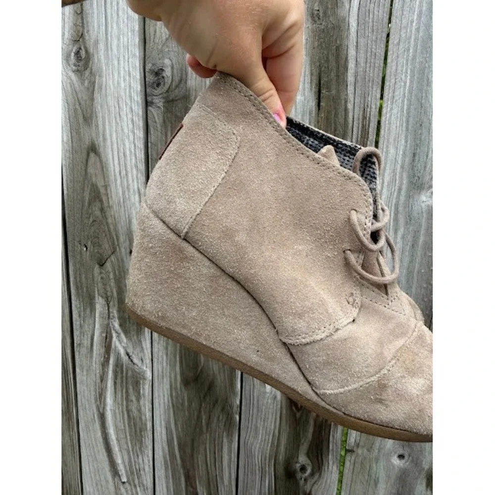 Boho Casual TOMS Desert Wedge Booties Size 8 Taupe Suede Lace Up Chukka